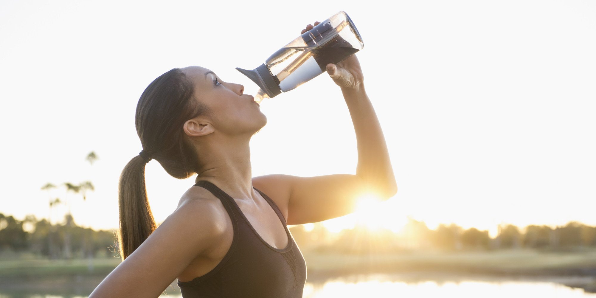 Go on a water. Девушка пьет воду. Девушка пьет воду из бутылки. Спортивная девушка пьет воду. Девушка пьет из бутылки.